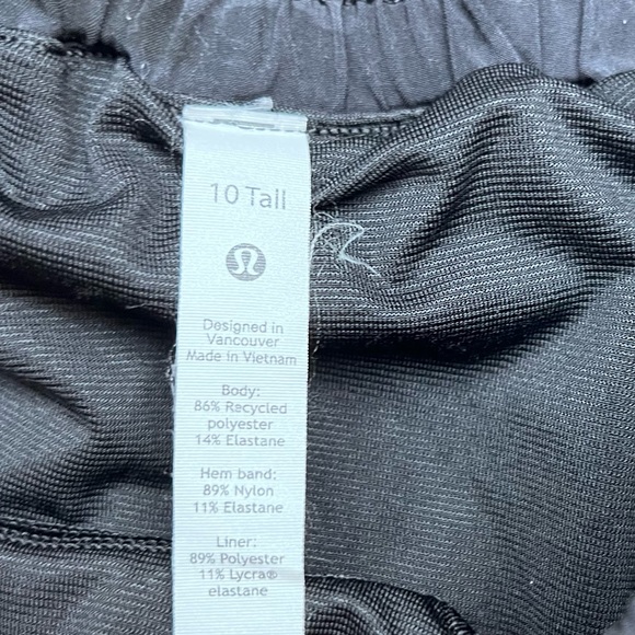 Lululemon Hotty Hot Low Rise Shorts 2.5” Black Multi Incognito Camo Size 10 Tall - Picture 12 of 13